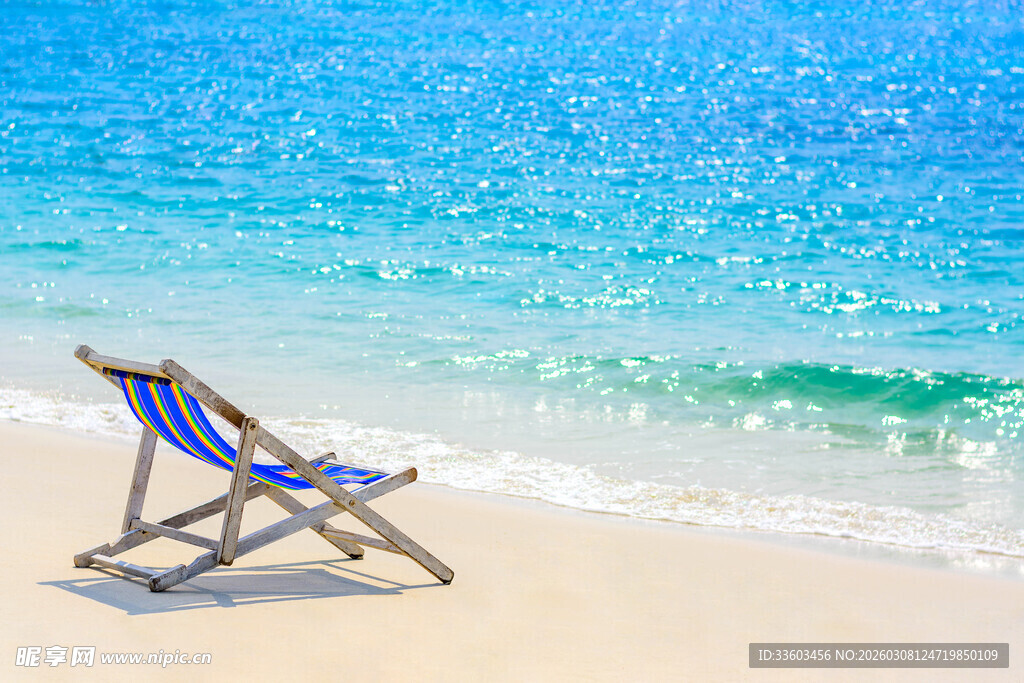 沙滩躺椅旁的蔚蓝海景
