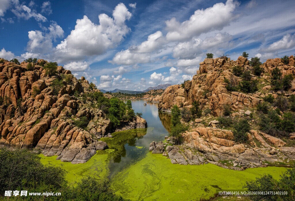 壮丽峡谷中的碧绿河水