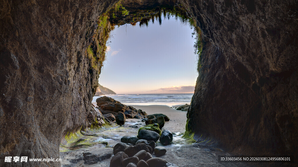 洞穴外的美丽海景
