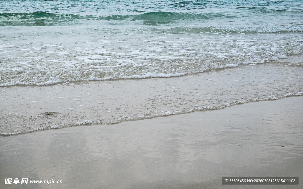 沙滩海浪的静谧美景
