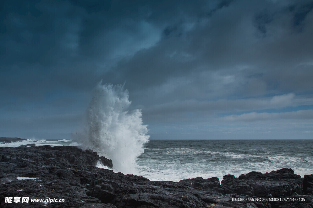 海浪拍击礁石的壮观景象
