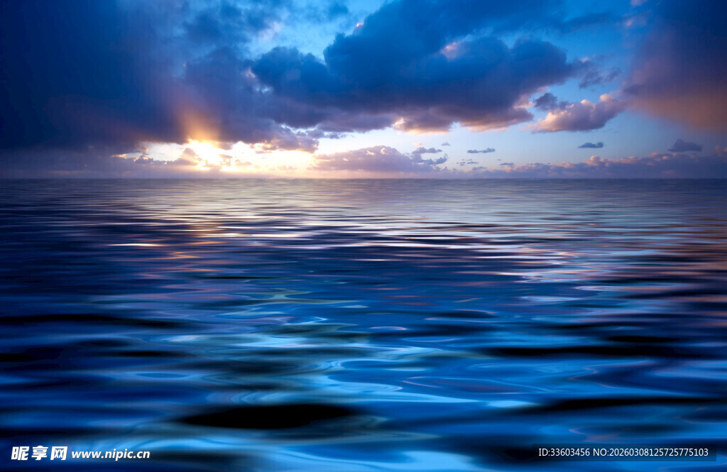 海上暮色中的壮丽天空