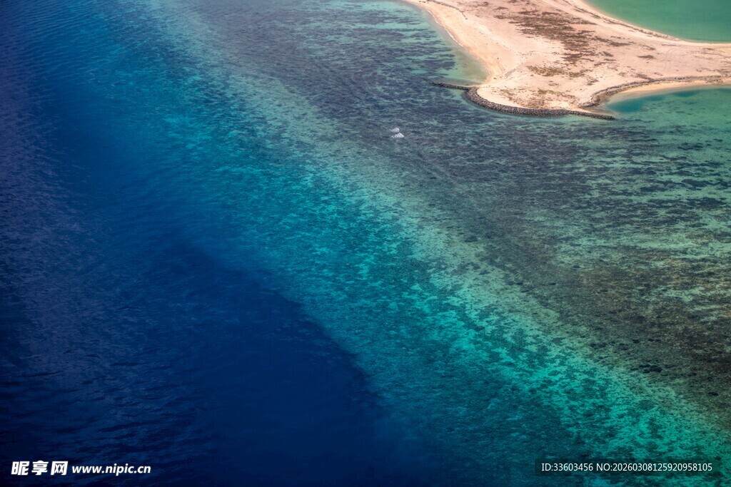 俯瞰蔚蓝海域中的岛屿