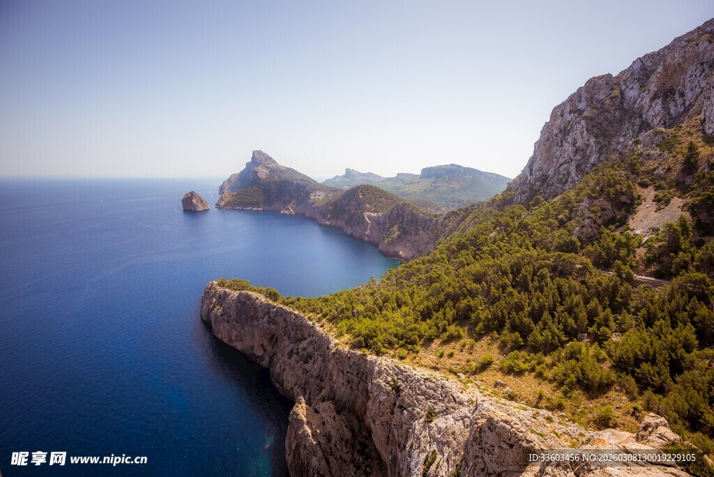 海岸悬崖边的壮美风光