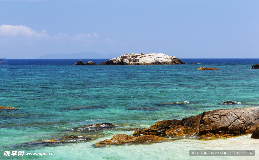 碧海蓝天中的美丽海岛