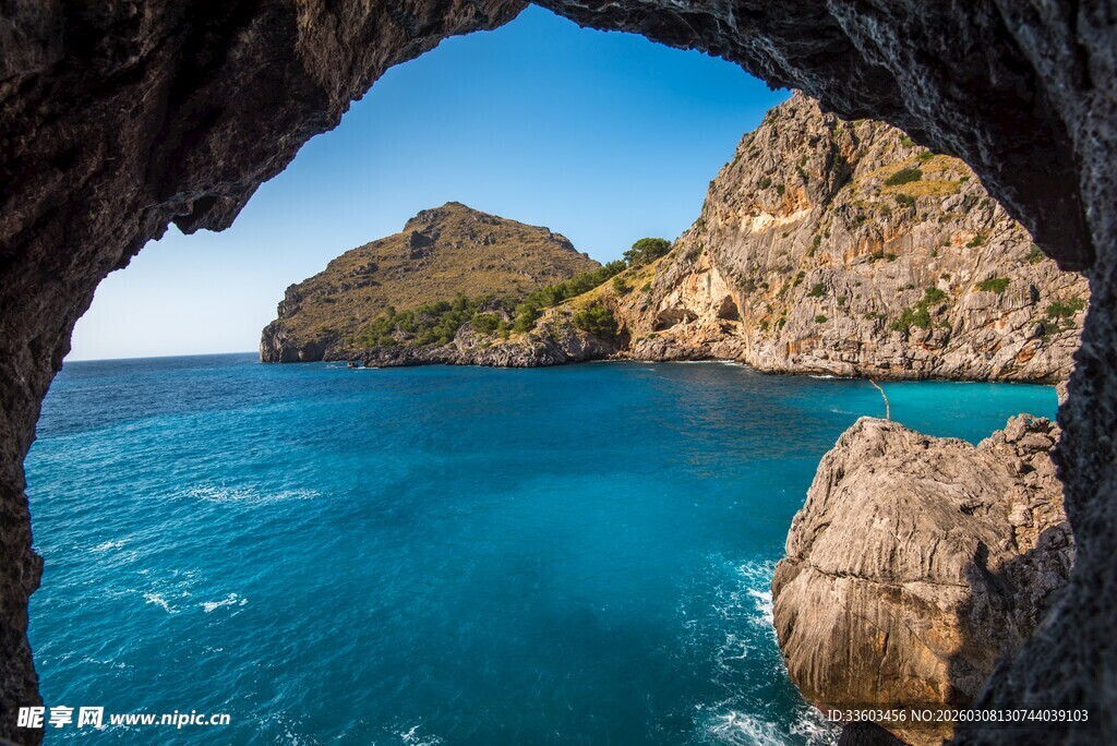 透过岩洞看碧海青山