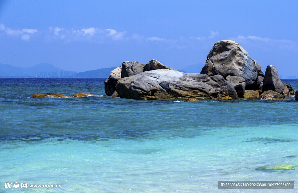 碧海中的嶙峋礁石