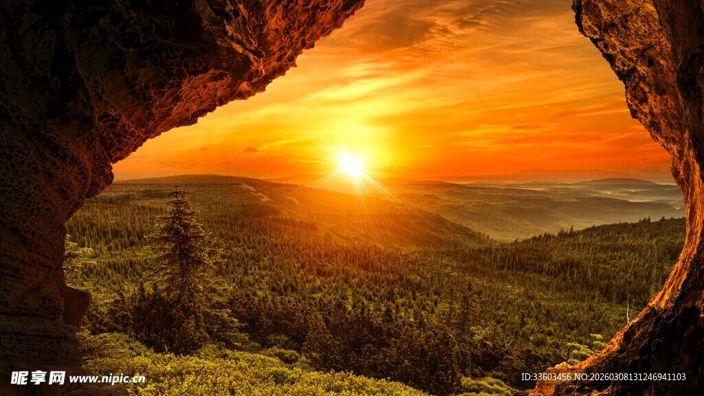 山洞外的绝美日落景观