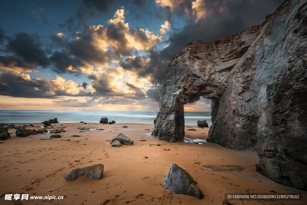 海边岩石拱门日落美景