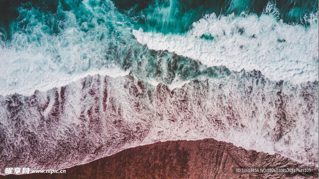 海浪翻涌的壮阔海景