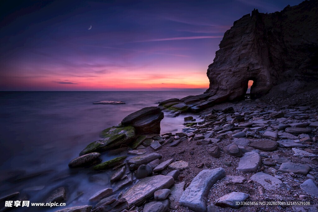 海边暮色下的嶙峋岩石