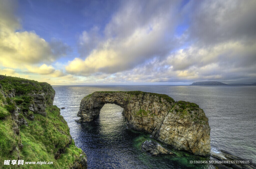 海边天然石拱景观