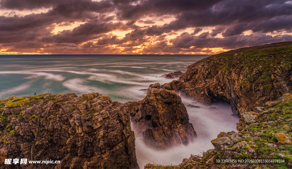 海边日落时的壮美礁石景观