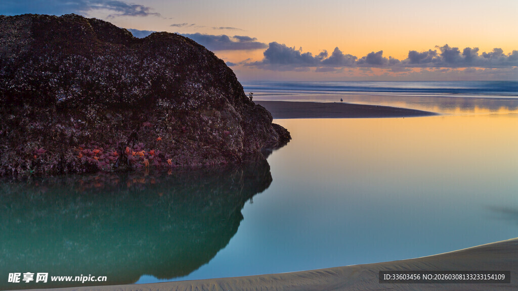 海边日落时的美丽水域景色