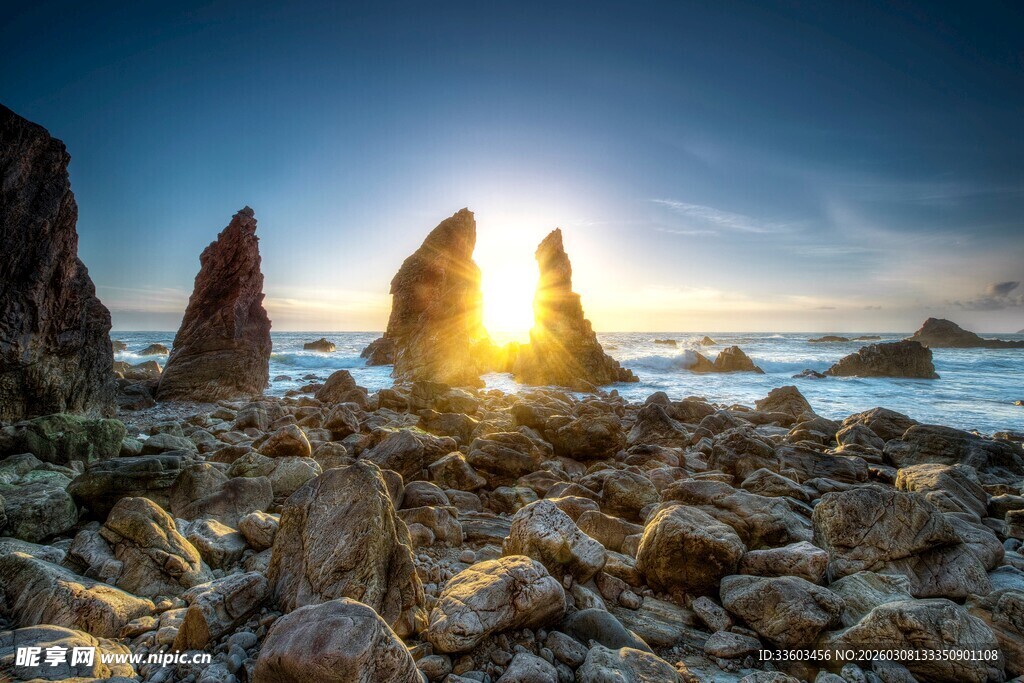 海边日出时的嶙峋礁石