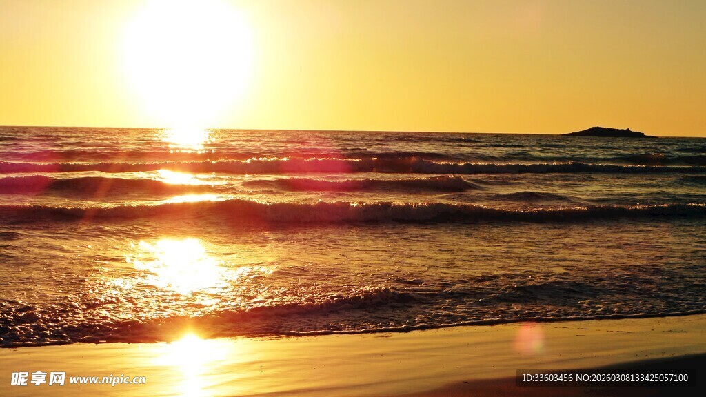 夕阳下的美丽海滨风光
