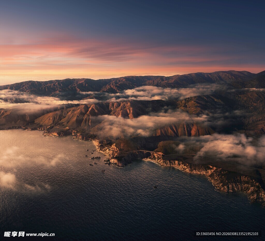 壮丽云海环绕的山间美景