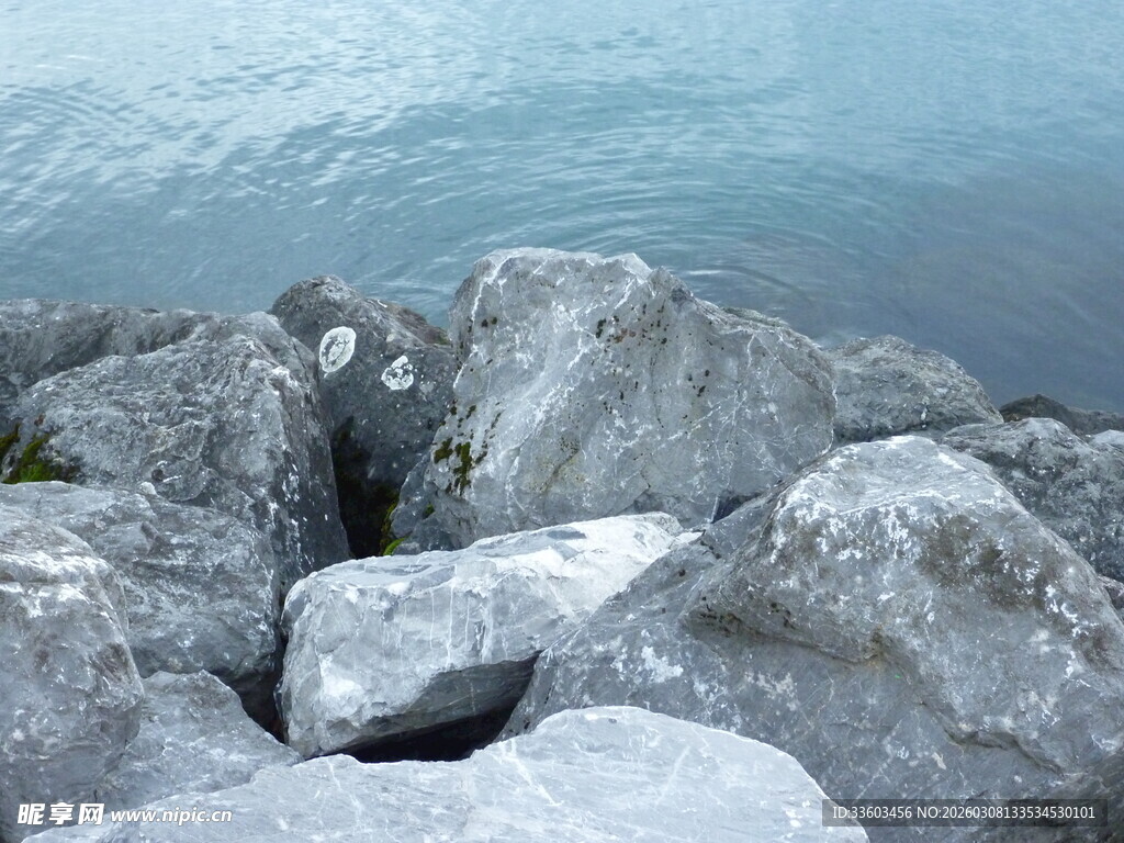 海边嶙峋岩石景观