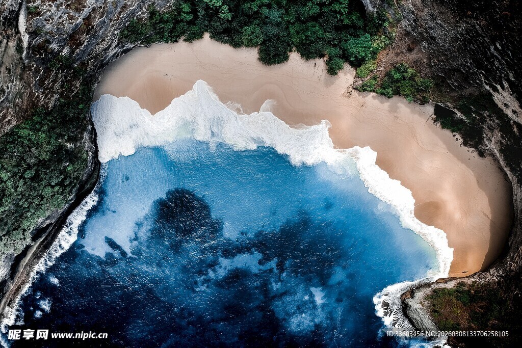 俯瞰美丽海岸与碧蓝海水