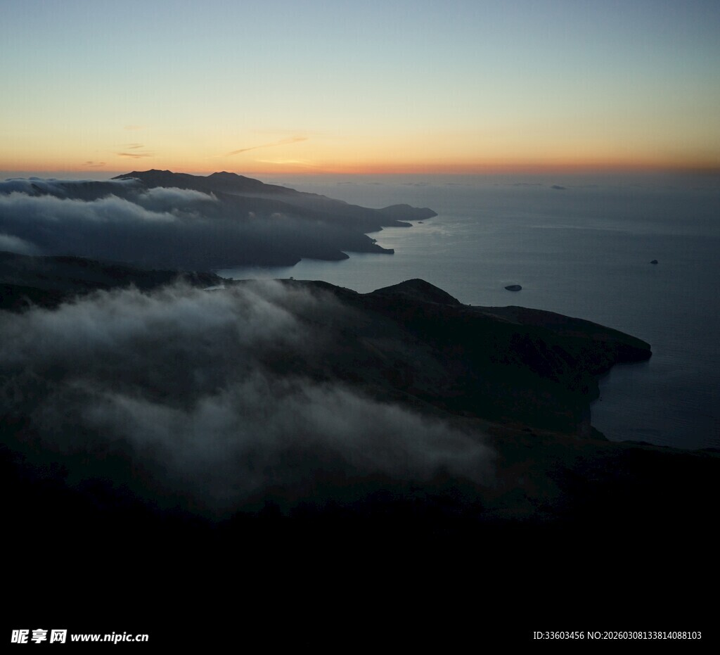 海上云海日出壮丽景观