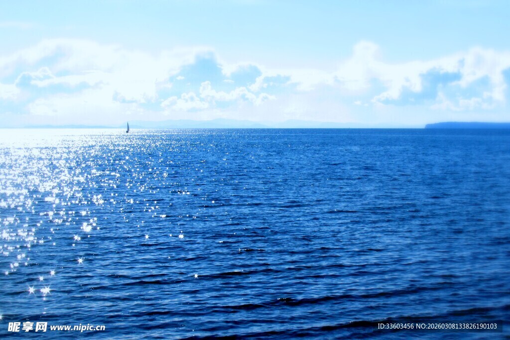 蔚蓝大海与闪耀波光