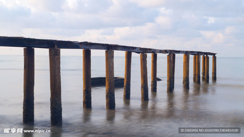 海上栈桥延伸向远方