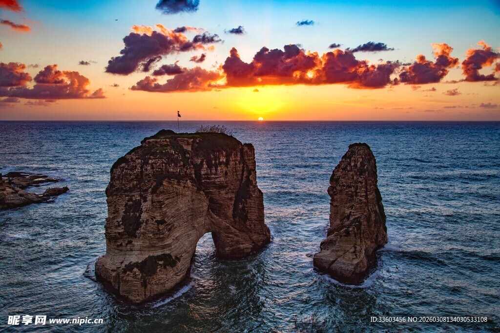 海上日出与独特礁石景观