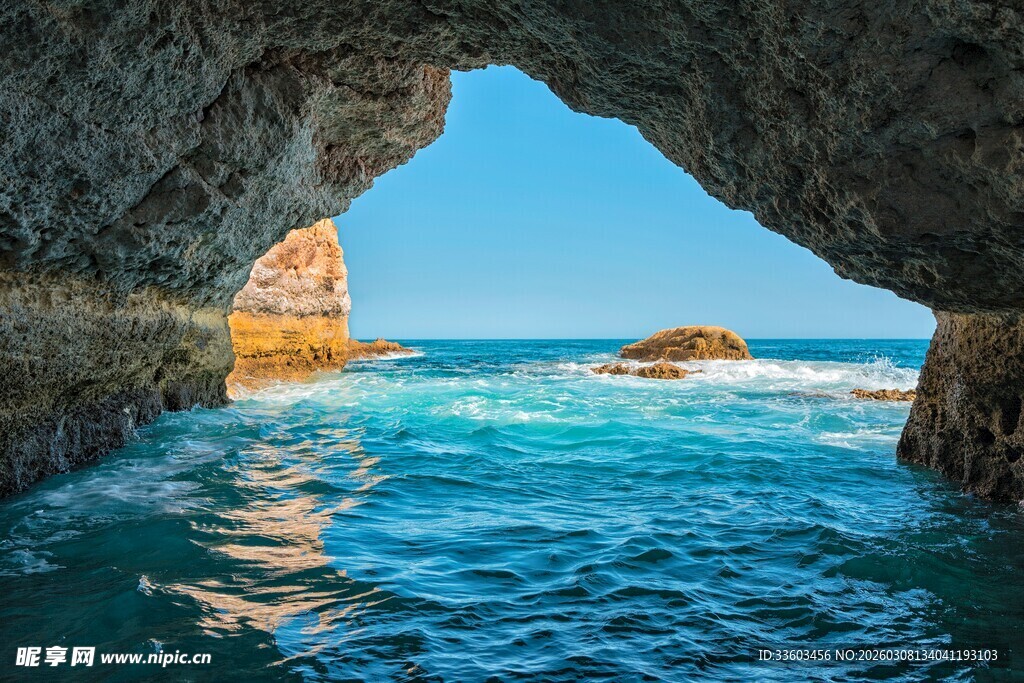 海边岩洞外的蔚蓝海景
