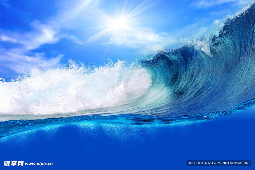 蓝色大海中的壮观海浪