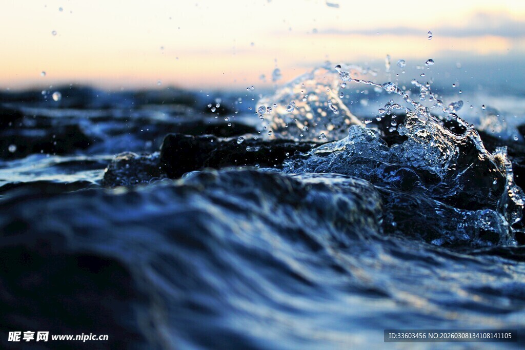 海浪拍打礁石的瞬间