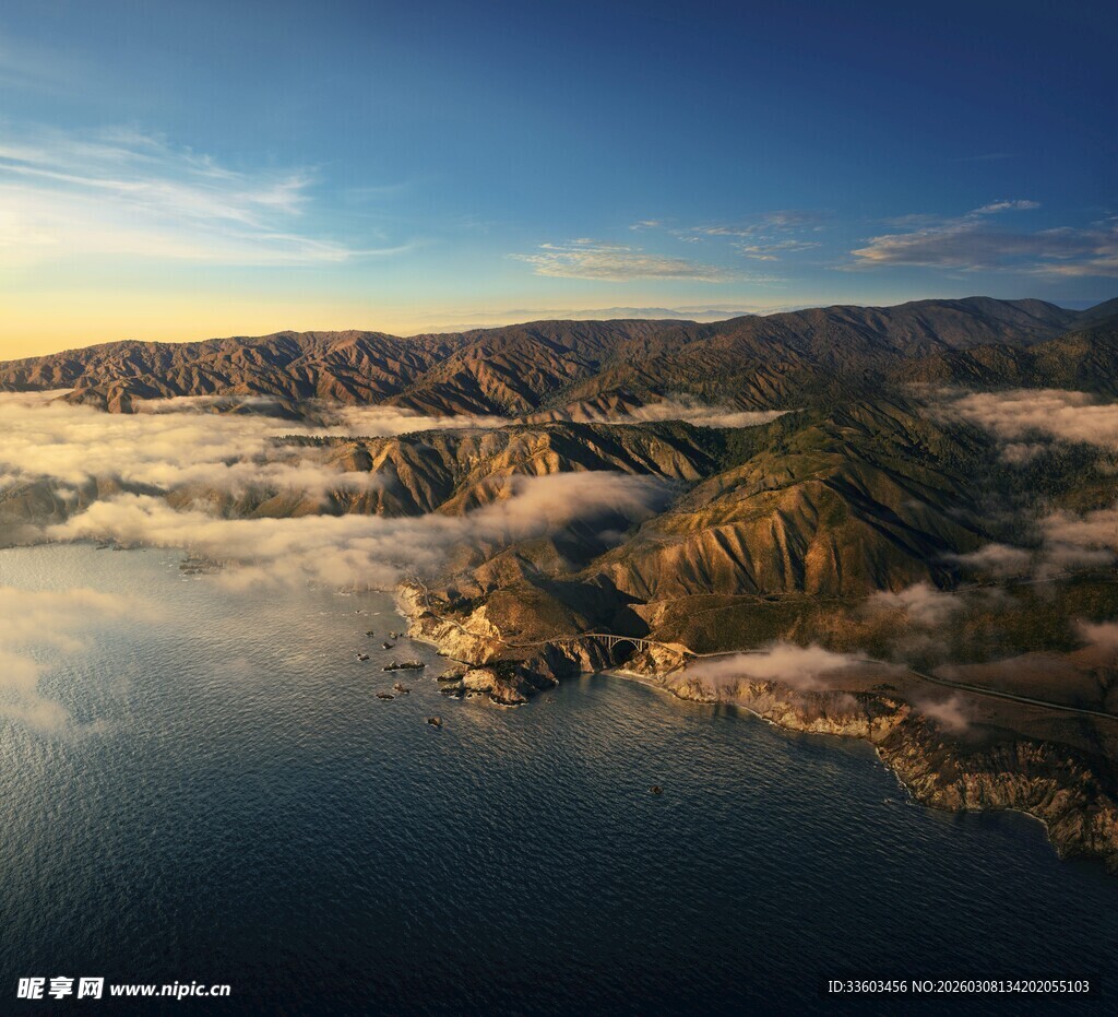 海上云雾缭绕的壮美山峦