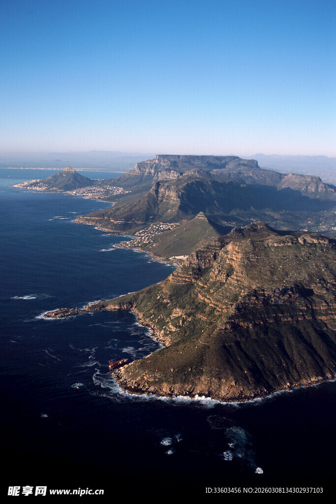 俯瞰山海相依的壮丽景观