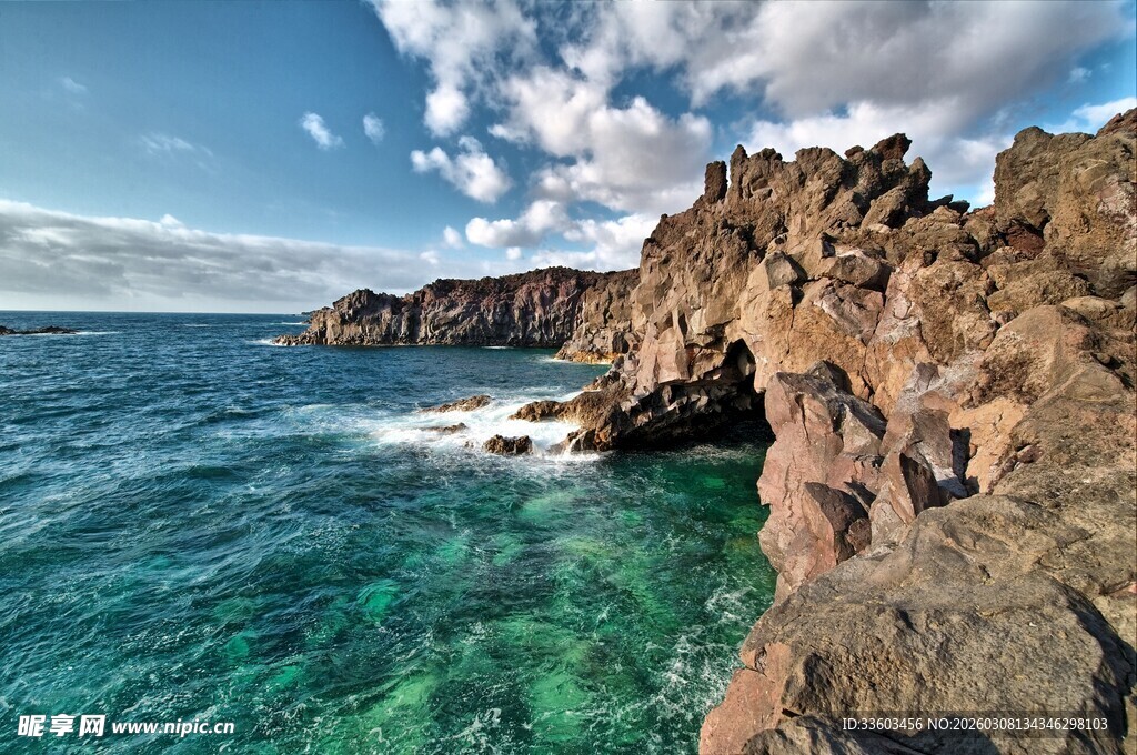 海岸边的壮丽岩石与碧海