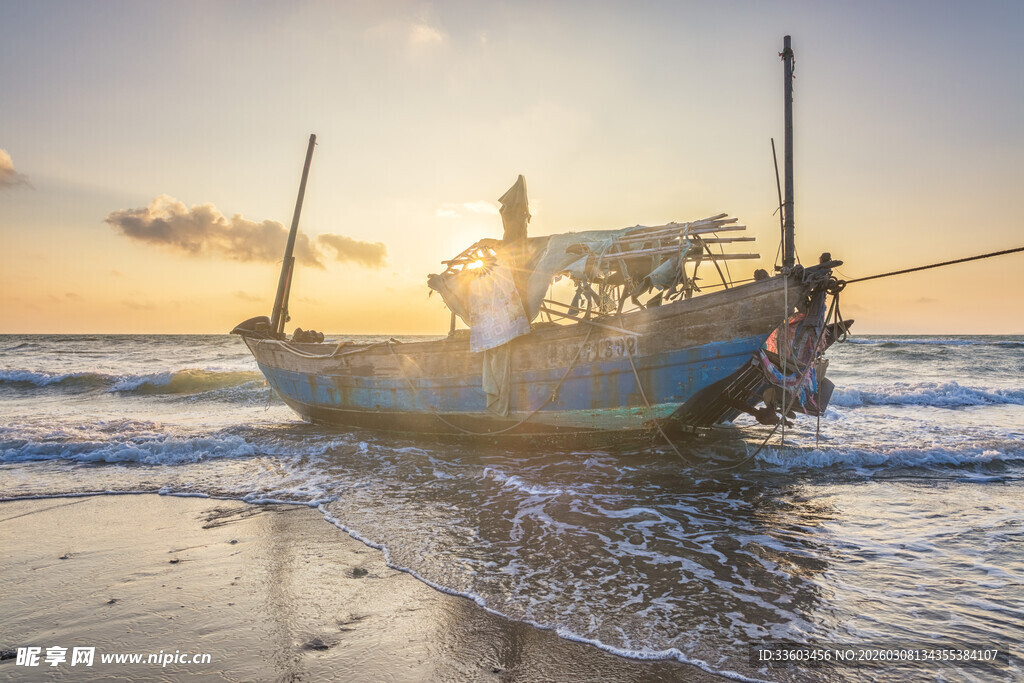 夕阳下的海边渔船