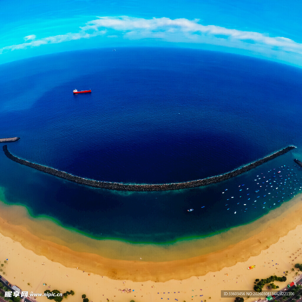 美丽海岸线与海中船只