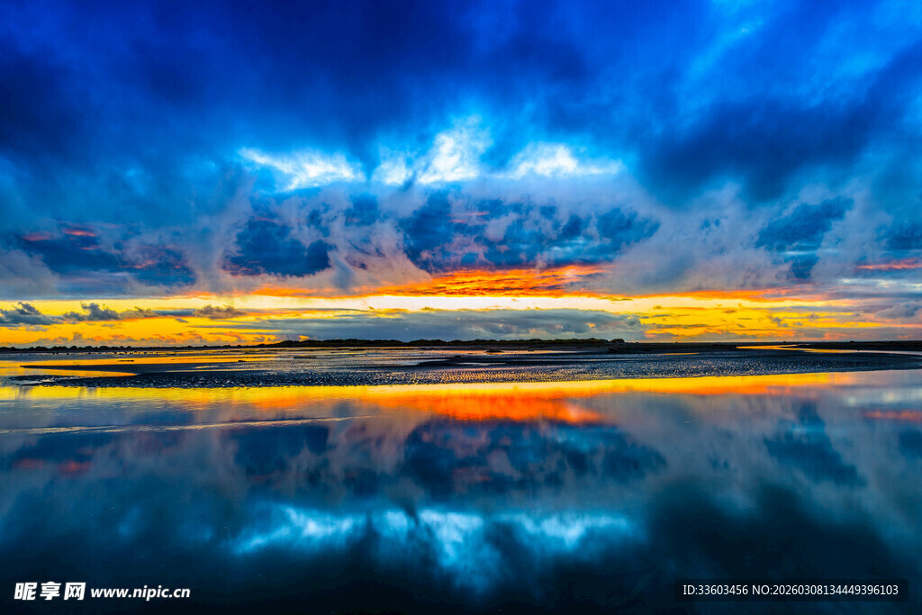梦幻湖面的绚丽天空倒影