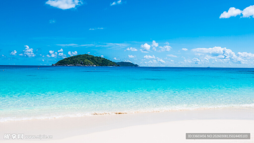 美丽海岛的梦幻蓝色海滩