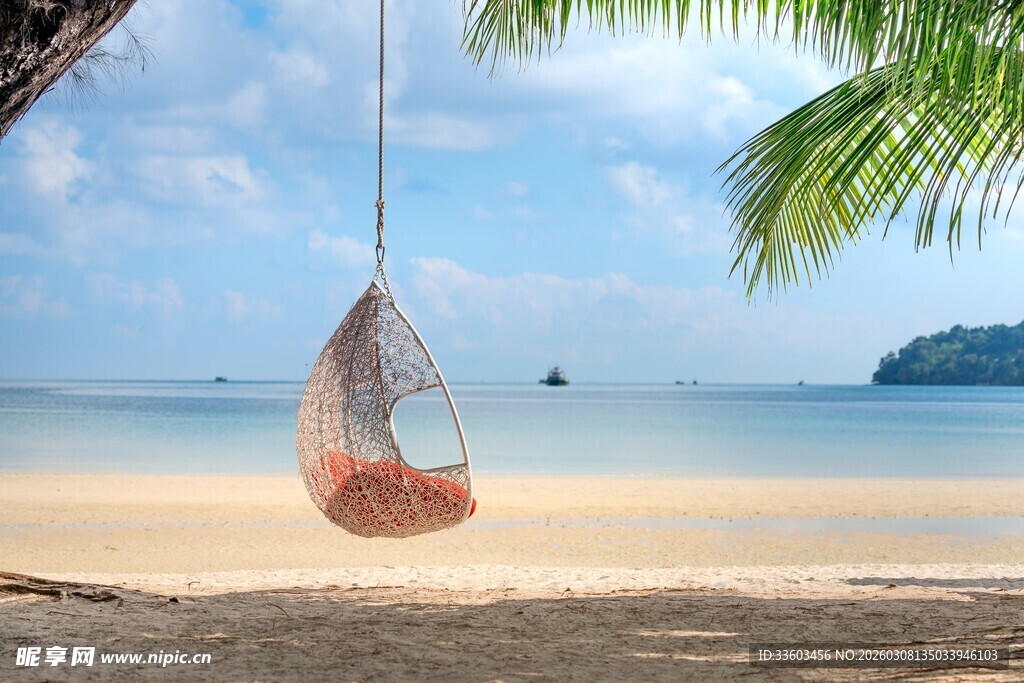 海边吊椅上的惬意时光