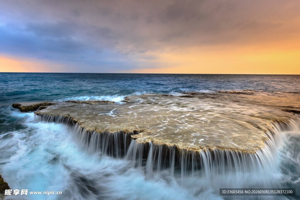 海边日落时的壮丽海浪景观