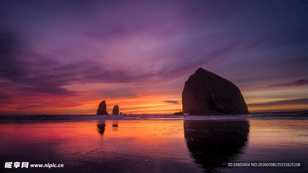 日落时分的海边独特岩石