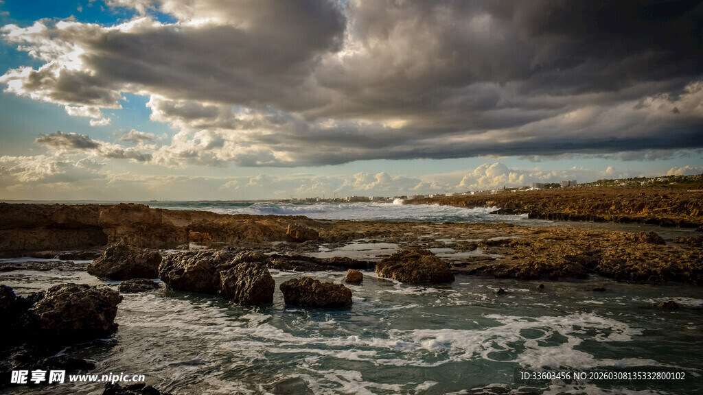 海边壮丽的风云与礁石景观