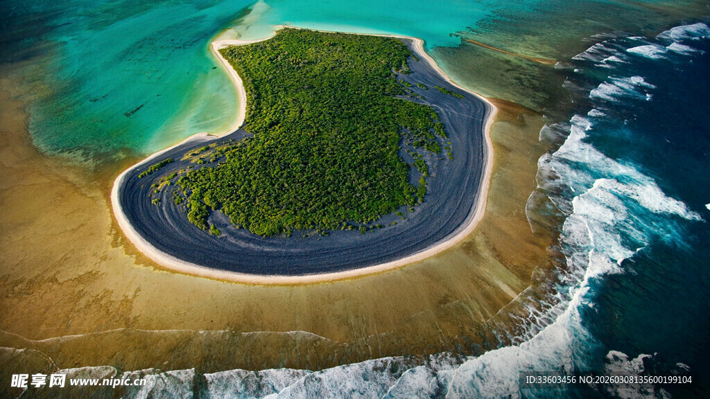 美丽心形海岛俯瞰图