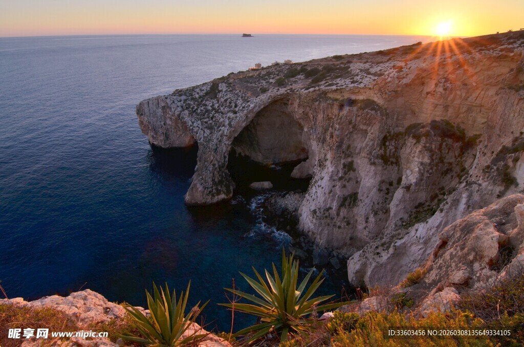 海边日落时的壮丽悬崖景观