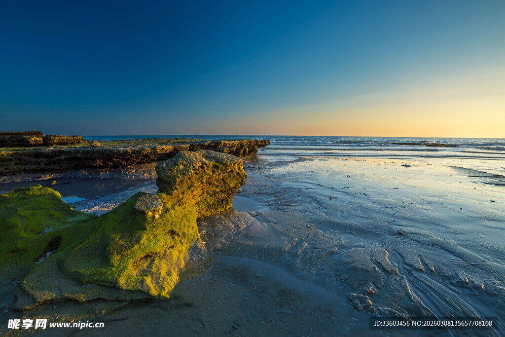 海边礁石处的绝美落日景观