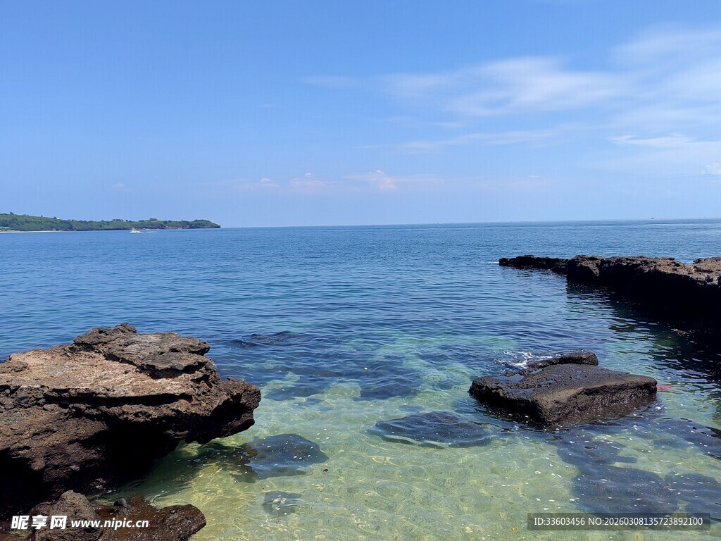 海边礁石与清澈海水景观