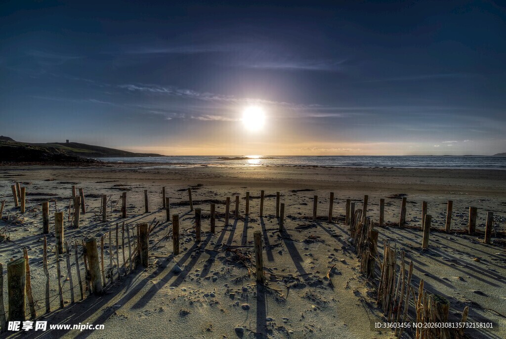 海边日出与木栅栏美景
