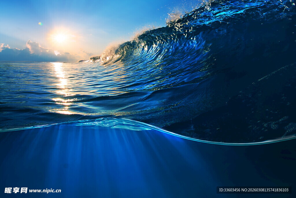 海上日出与翻涌海浪景观