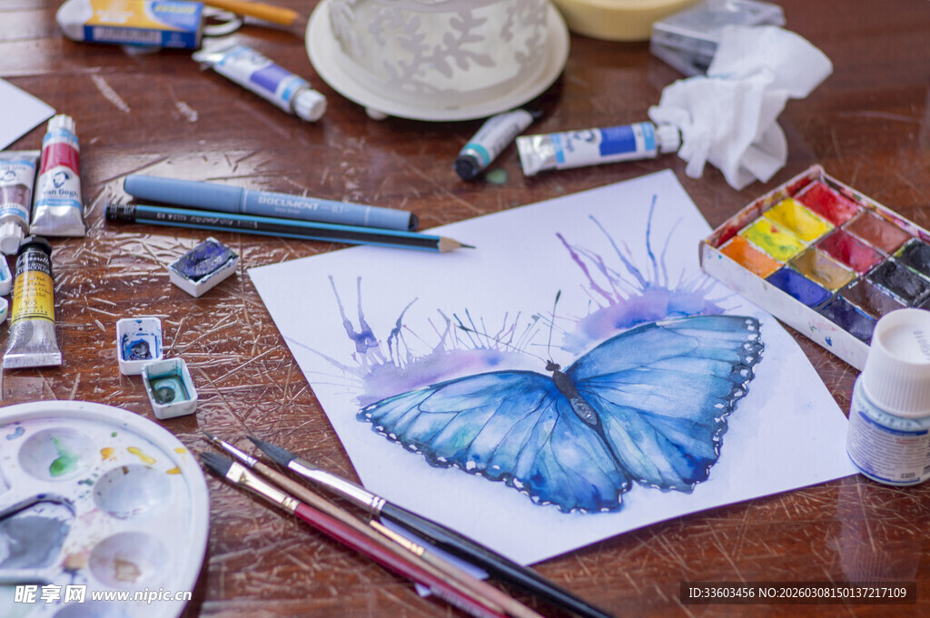 桌上绘制中的蓝色蝴蝶画作