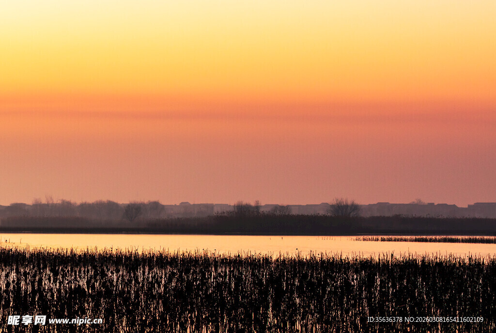 朝霞映照下的波光湖面