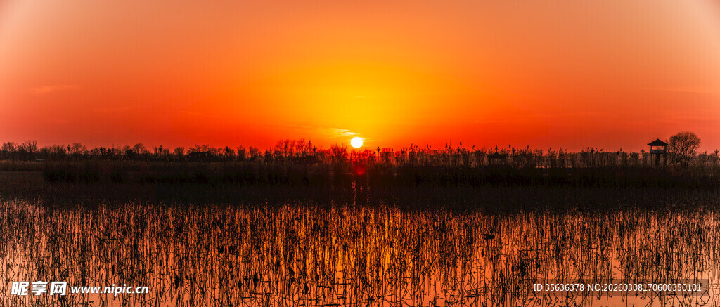 夕阳下的龙湖落日风景
